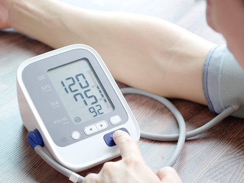 Poziția mâinii influențând măsurarea corectă a tensiunii arteriale acasă