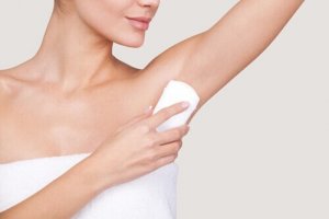 Produse cosmetice esențiale după vârsta de 40 de ani