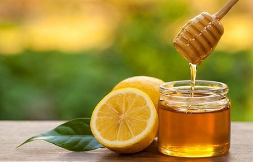 Remedii naturale pentru durerile în gât cu miere și lămâie