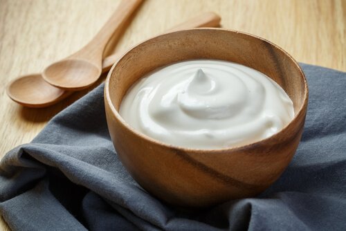 Remedii naturale pentru limba albicioasă precum iaurtul alb