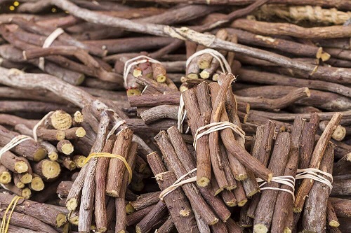 Remedii naturiste pentru menstruațiile abundente cu lemn dulce
