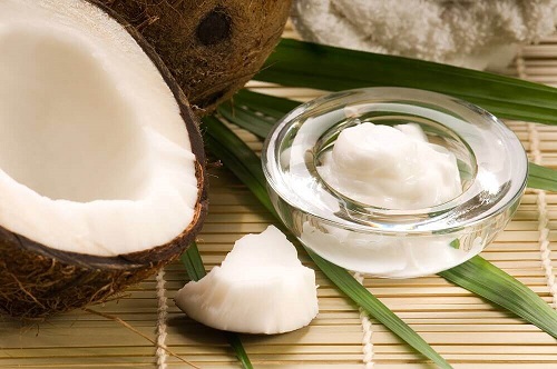 Remedii pentru petele închise de pe gât precum uleiul de cocos