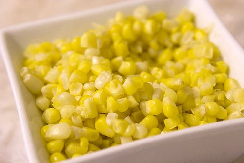 Salate hrănitoare și ușor de preparat cu porumb