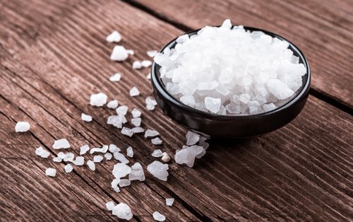 Sarea gemă pe lista de remedii naturale pentru limba albicioasă