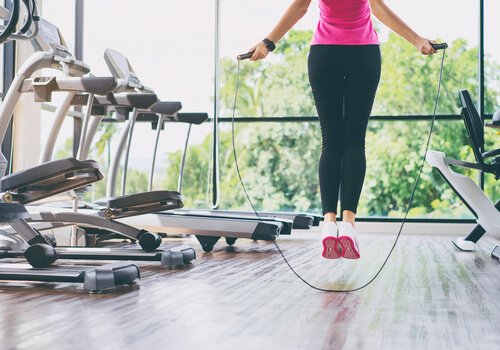 Săritul corzii pe lista de exerciții pentru întărirea genunchilor