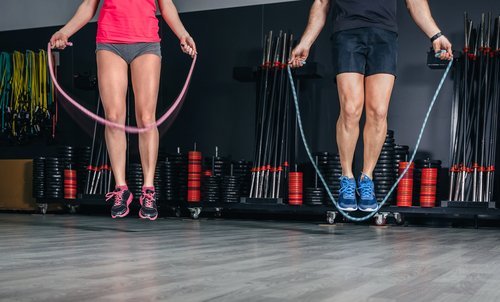 Săritul corzii pentru tonifierea pielii lăsate după slăbire