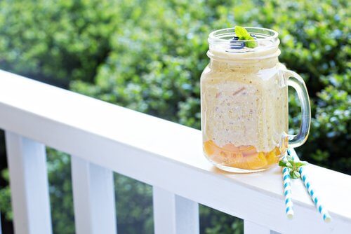 Smoothie pentru sistemul digestiv cu papaya și mere