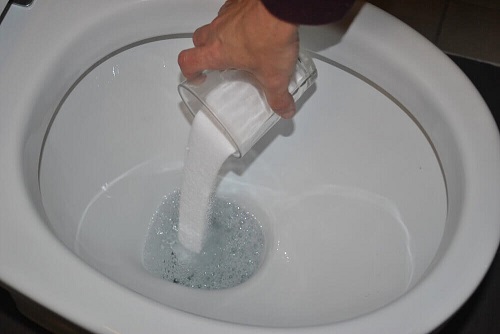 Soluții de curățat cu bicarbonat și oțet pentru toaletă