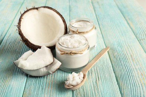 Soluții naturale pentru reducerea plăcii bacteriene precum uleiul de cocos