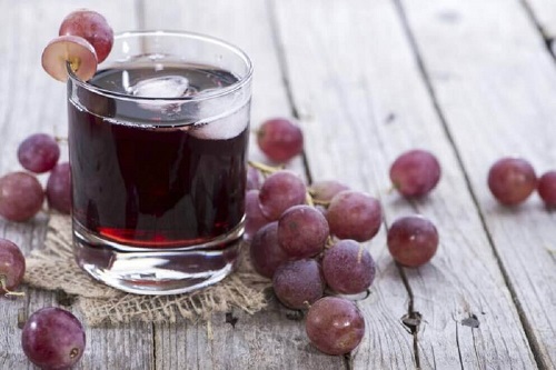 Struguri folosiți la prepararea unei băuturi naturale pentru tratarea anemiei