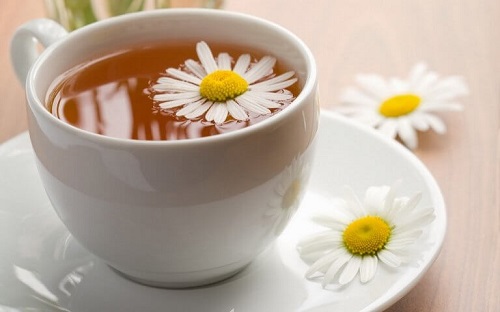 Tratamente naturiste pentru insomnie precum ceaiul de mușețel