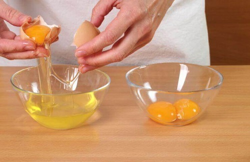 Albuș de ou în măști faciale pentru estomparea ridurilor