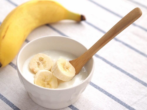 Bananele și iaurtul ca remedii naturale pentru psoriazisul scalpului 