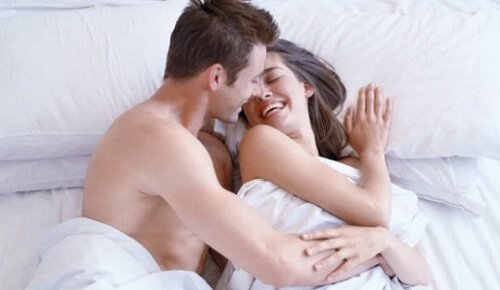Bărbat punând în aplicare sfaturi pentru o relație sexuală mai bună