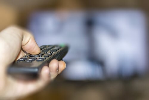 Bărbat încercând trucuri ca să dormi mai bine când este cald afară