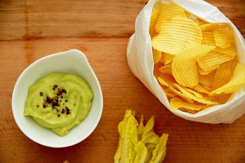 Chipsuri incluse într-o rețetă de guacamole făcut în casă
