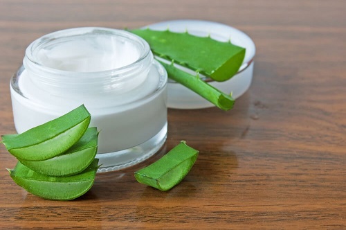 Prepararea unei creme de noapte naturale cu aloe vera