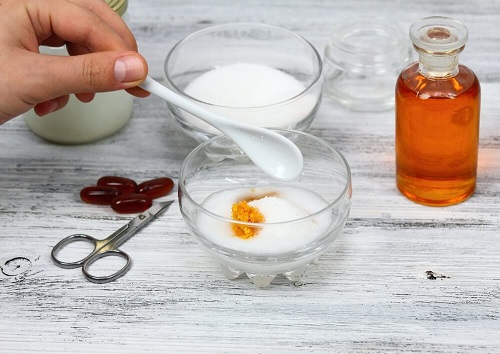 Prepararea unei creme de noapte naturale cu miere de albine