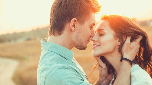 Cuplu care învață tot ce trebuie să știi despre sărut