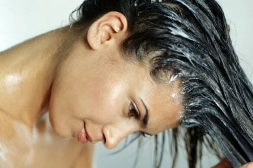 Femeie încercând remedii naturale pentru a accelera creșterea părului
