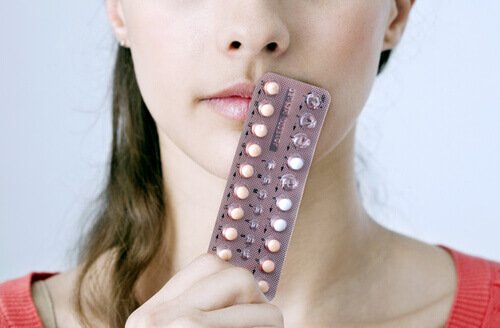Femeie curioasă dacă renunțarea la contraceptive este vreodată necesară