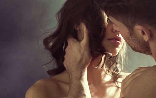 Femeie care pune în aplicare sfaturi pentru o relație sexuală mai bună