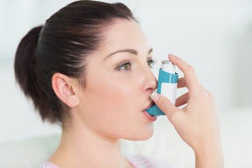 Femeie care știe că simptomele astmului pot fi ținute sub control