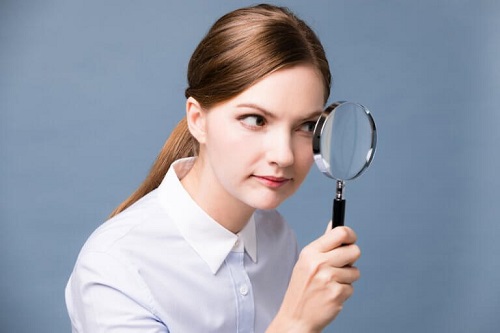 Femeie care are nevoie de tratamente naturale pentru cataractă
