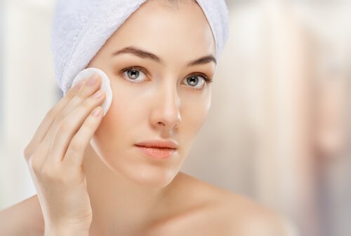 Greșeli frecvente în curățarea feței precum folosirea de produse iritante