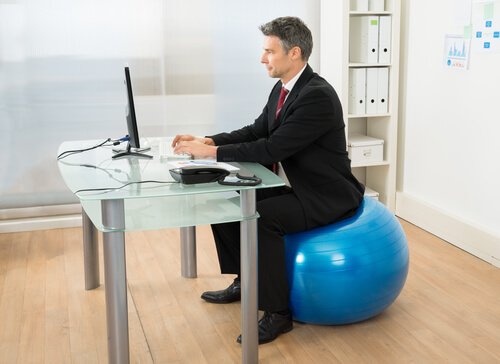 Îmbunătățirea posturii corpului pe lista de beneficii ale exercițiilor Pilates
