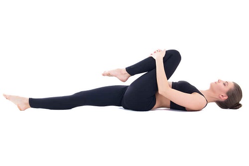 Instructor care pune în aplicare exerciții împotriva gazelor intestinale