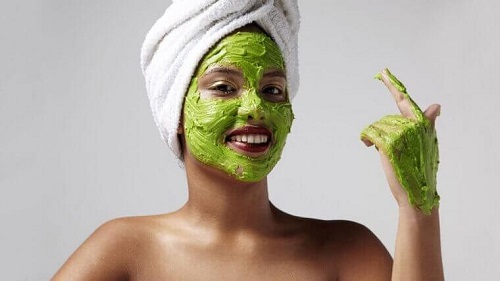 Beneficiile unei măști faciale pentru estomparea ridurilor cu avocado