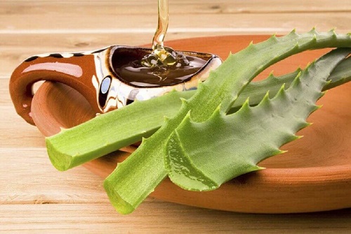 Miere inclusă în tratamente cu aloe vera pentru un păr mai sănătos