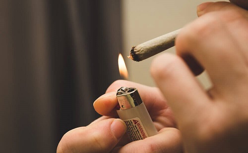 Mirosul caracteristic este unul dintre semnele consumului de droguri