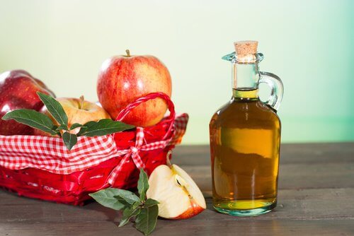 Oțet de mere inclus în remedii pentru alergia la căldură