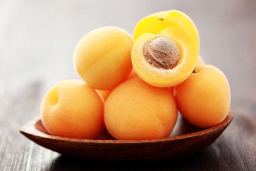 Piersicile pe lista de fructe de evitat pentru a pierde în greutate