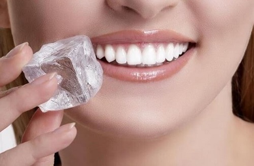 Remedii naturiste pentru aftele bucale pe bază de gheață