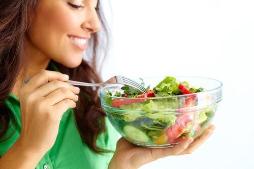 Salată inclusă în trucuri ca să dormi mai bine când este cald afară