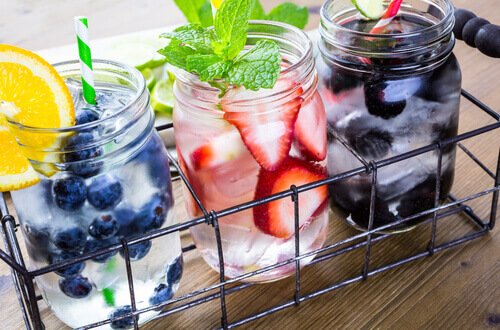 Trucuri pentru a bea apă mai frecvent cu fructe