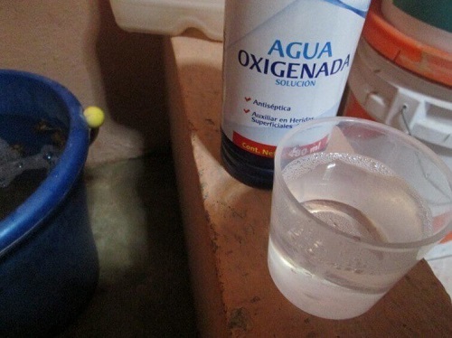 Apa oxigenată pe lista de metode de a scoate petele de transpirație