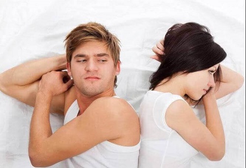 Bărbat prezentând trăsături ale oamenilor cu o mentalitate de victimă