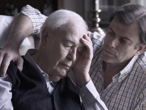Bătrân căutând un mod de a reduce riscul apariției bolii Alzheimer