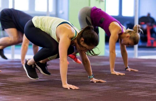 Burpees pe lista de exerciții cardio de făcut acasă
