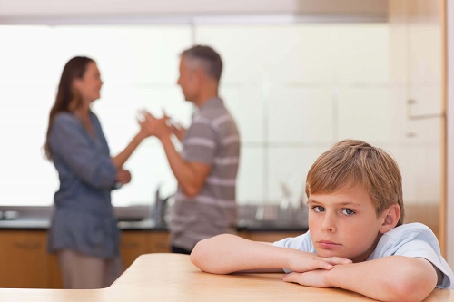 Cum să disciplinezi un copil rebel prin gestionarea conflictelor din familie