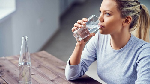 Cum să îți accelerezi metabolismul printr-un consum suficient de apă