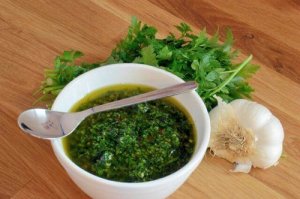 Cum se prepară sosul chimichurri tradițional