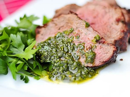 Cum se prepară sosul chimichurri servit cu friptură