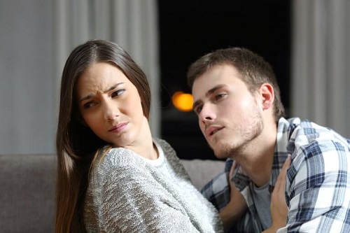 Cuplu afectat de semne ale infidelității emoționale