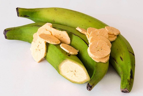Diferențe între bananele plantain și cele obișnuite privind culoarea