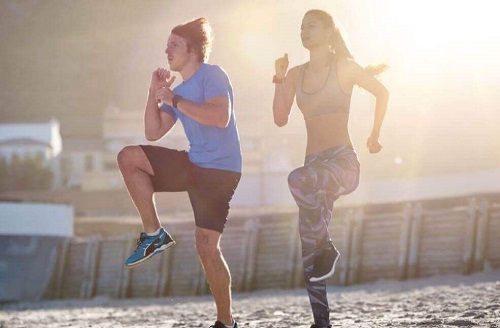 Exerciții cardio de făcut acasă precum săriturile cu genunchii la piept